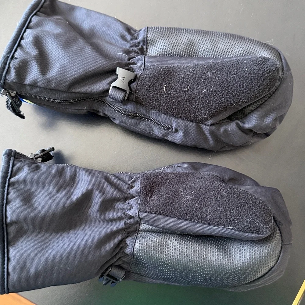 Mittens, size small